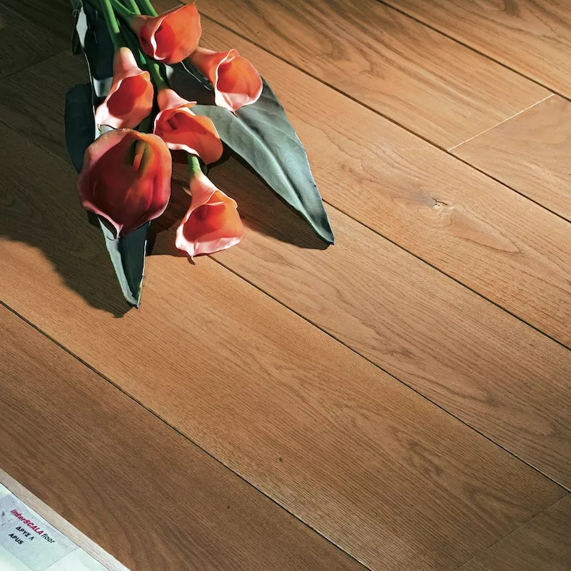 Ξύλινο δάπεδο interSCALA — παράδοση και τεχνογνωσία στο ξύλο, μέσα από πόρτες, σκάλες και κουφώματα υψηλής ποιότητας.