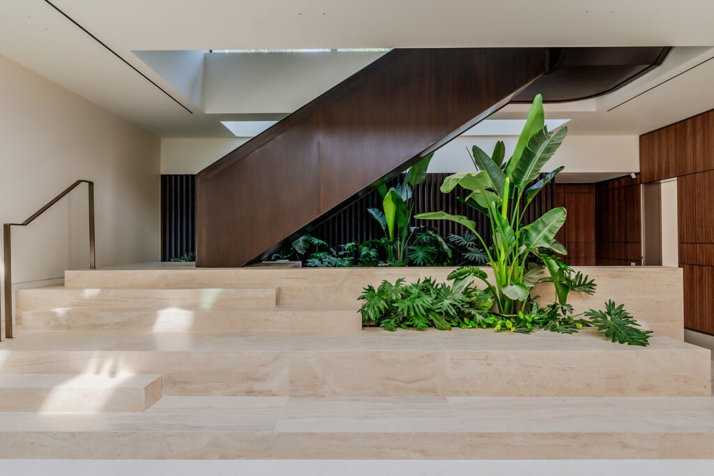 Σκάλα από Μασίφ Δρυς: Η Αρχιτεκτονική της Τελειότητας σε Τρεις Ορόφους