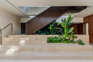 Σκάλα από Μασίφ Δρυς: Η Αρχιτεκτονική της Τελειότητας σε Τρεις Ορόφους