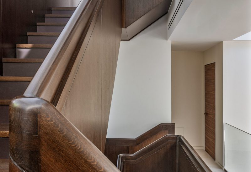 Σκάλα από Μασίφ Δρυς: Η Αρχιτεκτονική της Τελειότητας σε Τρεις Ορόφους