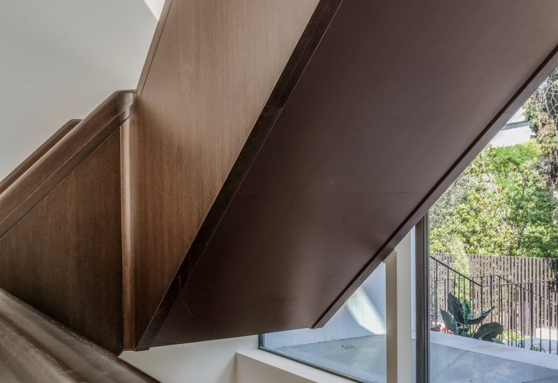 Σκάλα από Μασίφ Δρυς: Η Αρχιτεκτονική της Τελειότητας σε Τρεις Ορόφους