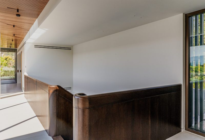 Σκάλα από Μασίφ Δρυς: Η Αρχιτεκτονική της Τελειότητας σε Τρεις Ορόφους