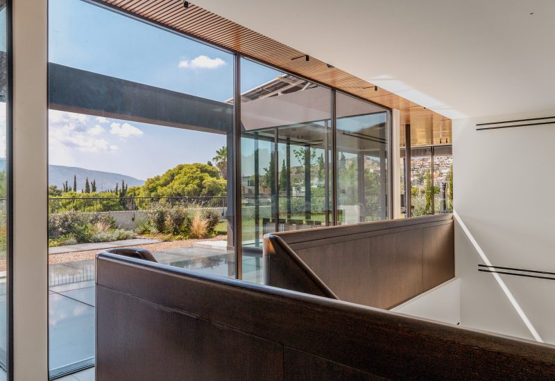 Σκάλα από Μασίφ Δρυς: Η Αρχιτεκτονική της Τελειότητας σε Τρεις Ορόφους